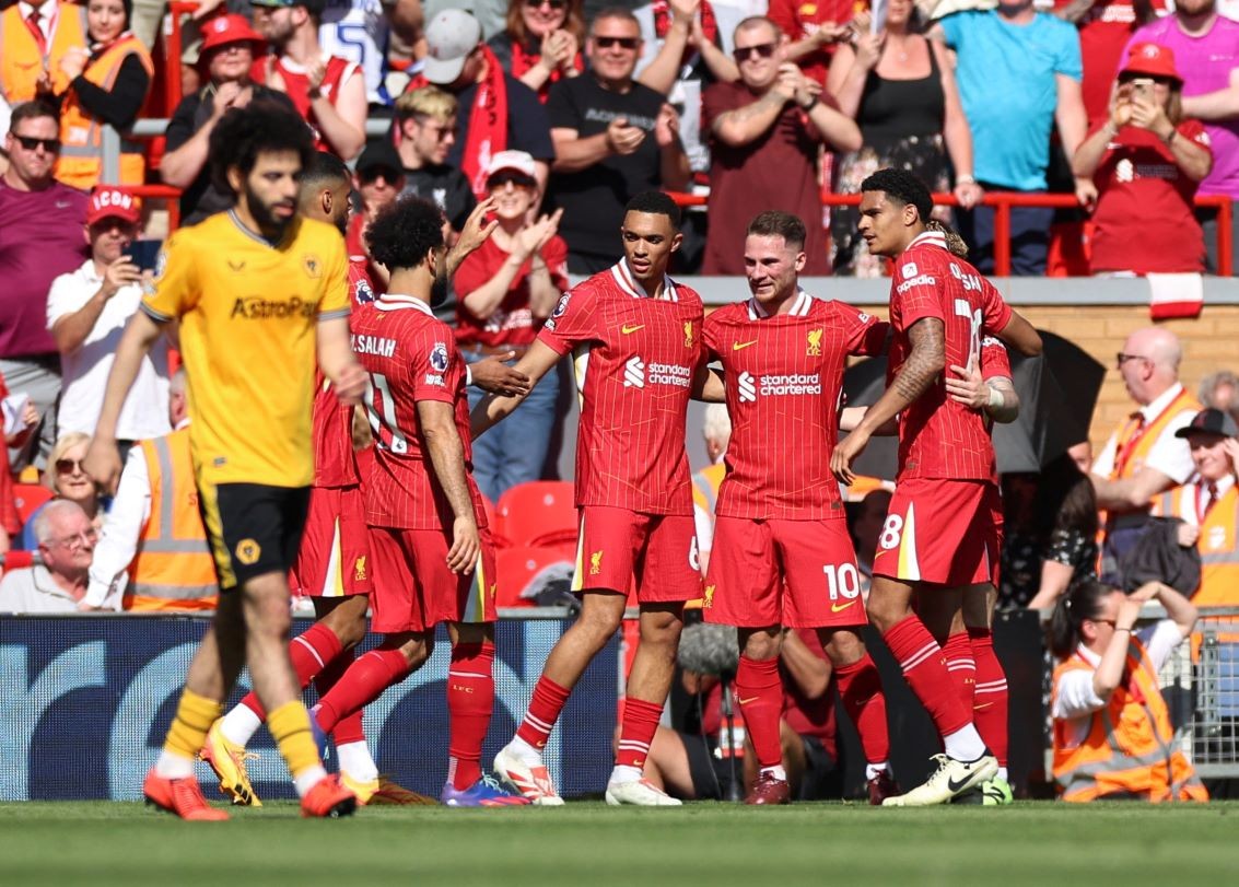 Hàng công nhạt nhoà, Liverpool vất vả vượt qua đội trụ hạng